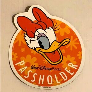 Disney Passholder Magnet Daisy Duck Collectible